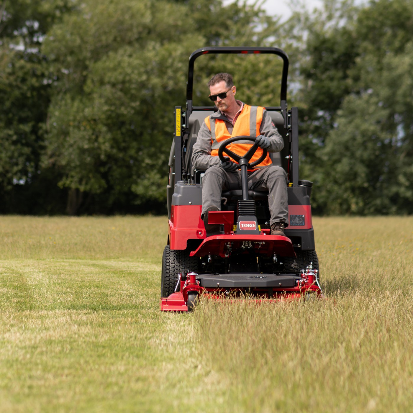 Toro ProLine H600 pri zbere, kosiace ústrojenstvo vpredu